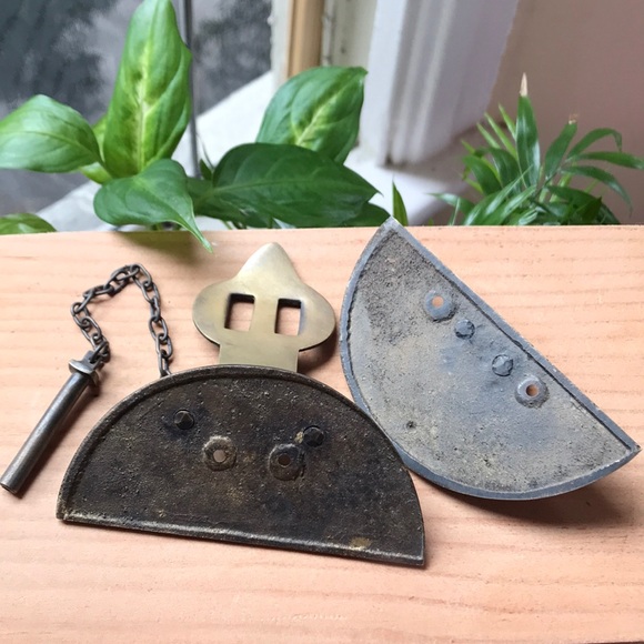 4” Round Decorative Antique Style Brass Latch - Picture 3 of 6